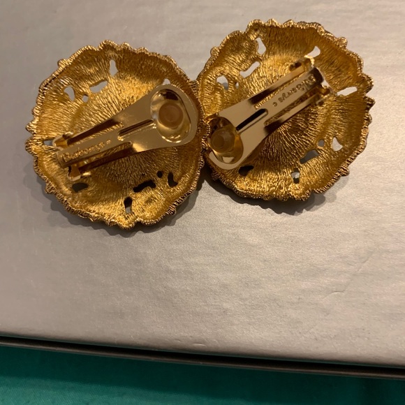 New Vintage Burberrys of London Pearl Earrings - Picture 3 of 3